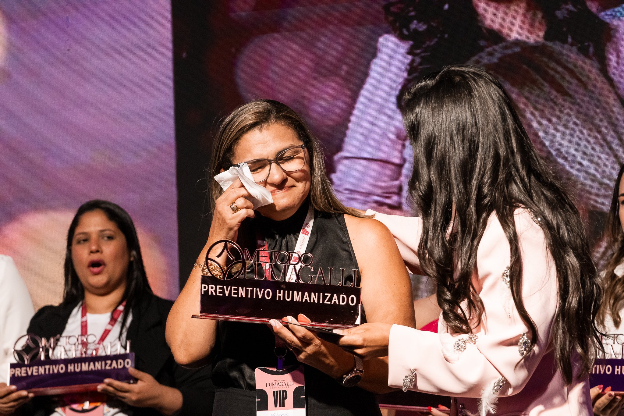 Enfermeira emocionada recebendo certificado