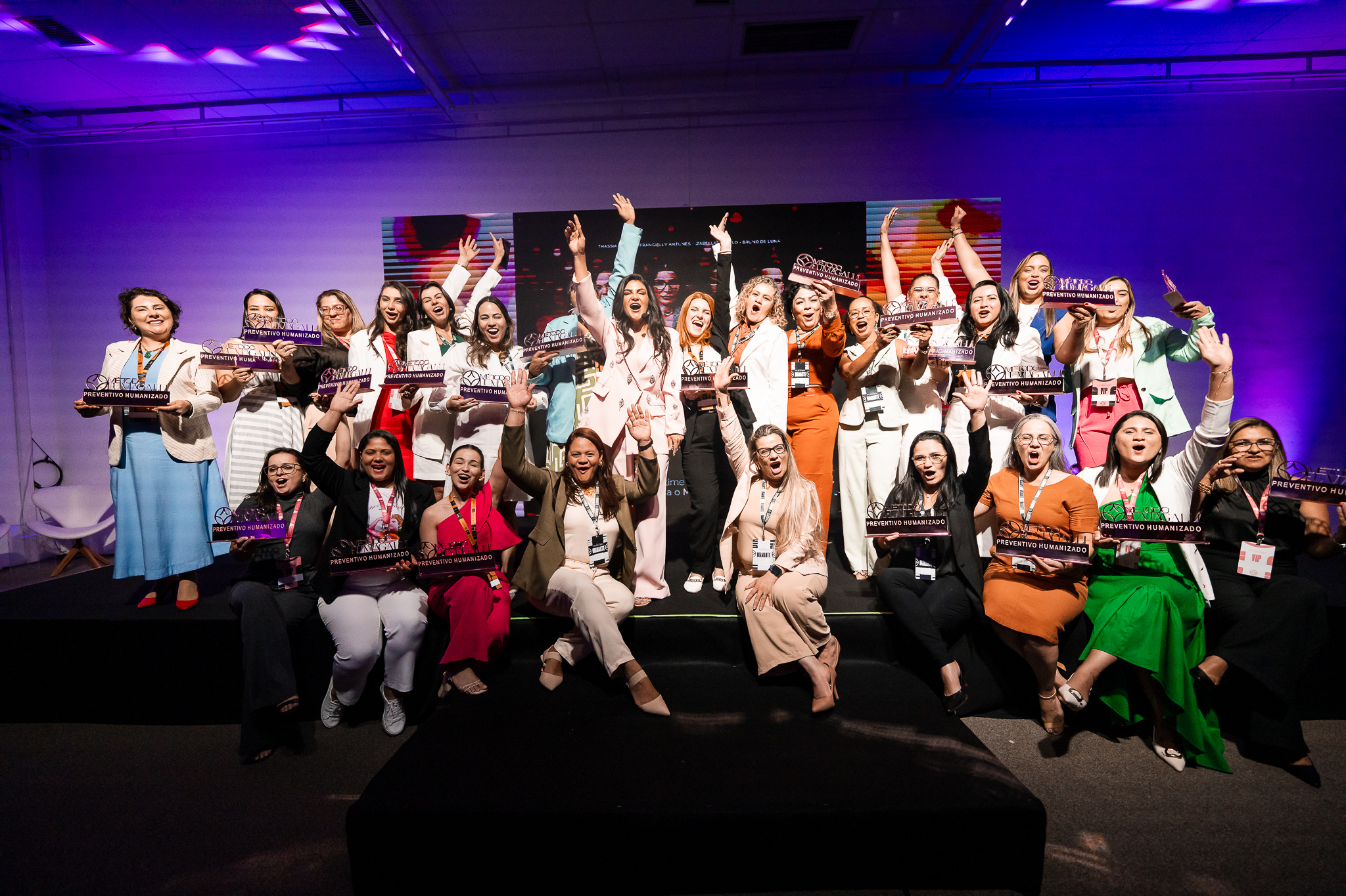 Foto em grupo de todas as formandas celebrando